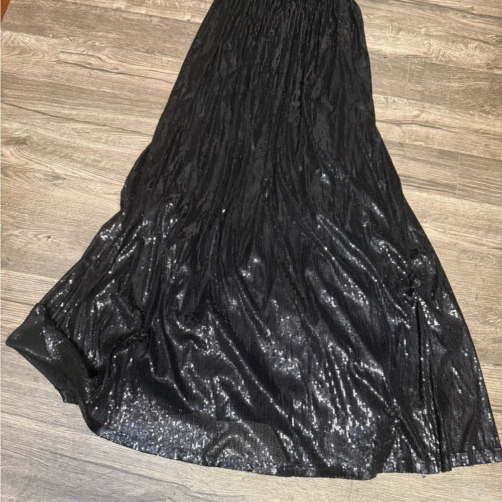 Chic Black Evening Gown - Picture 14 of 15
